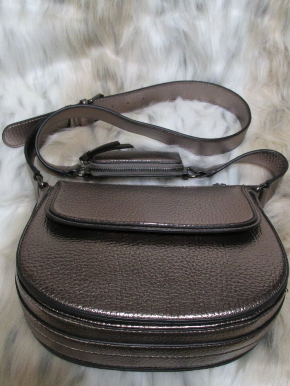 P3104-NWOT Calvin Klein Bella Bronze Metallic Pebble w/ coin/airpod case